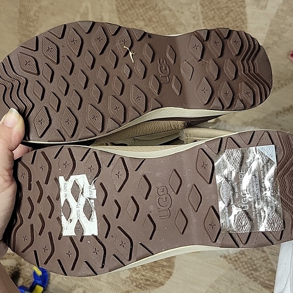 New Ugg Winter Weatherproof Boots - Picture 4 of 4